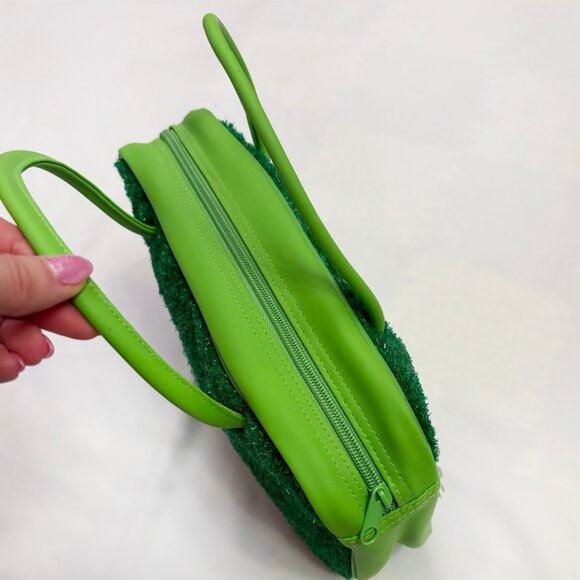 Archie McPhee Turf Purse with grass and daisy design - Picture 6 of 7